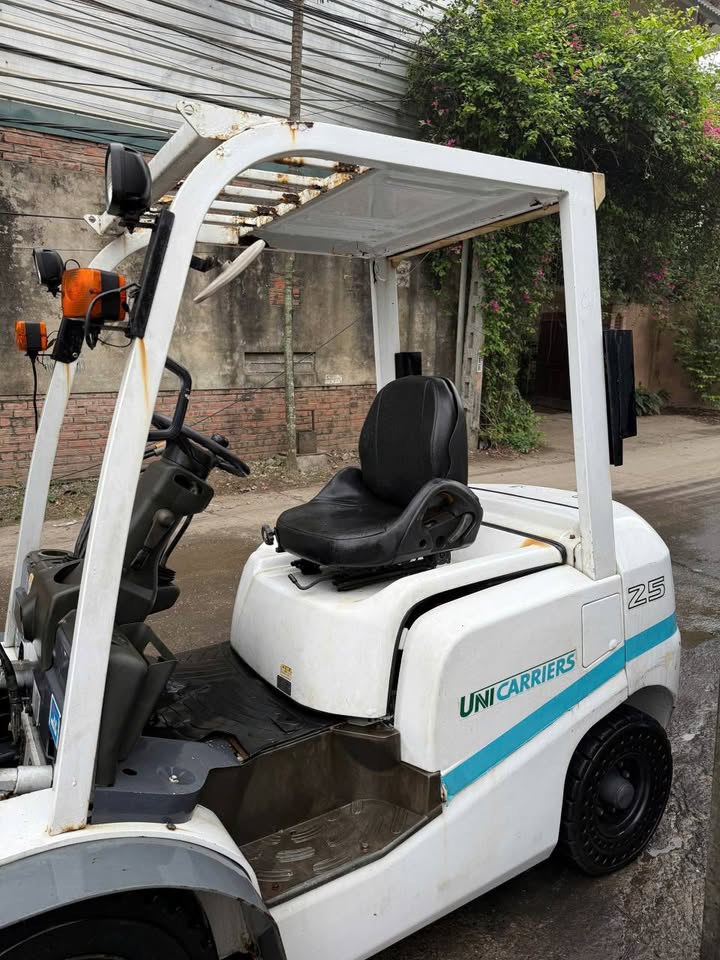 xe nâng 2.5 tấn