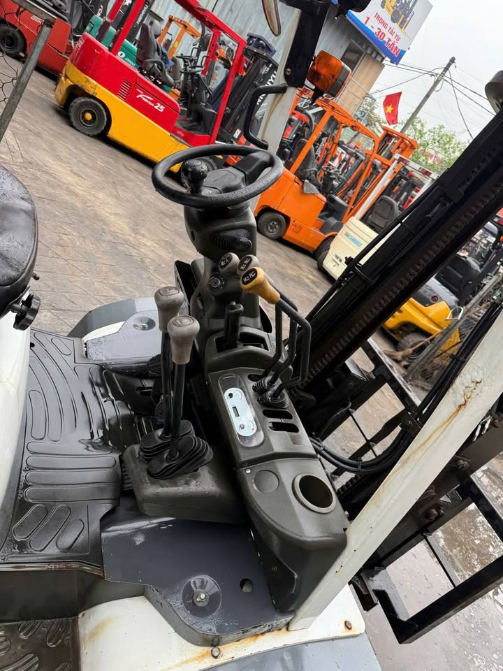 xe nâng 2.5 tấn